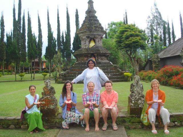 Keenuane, Kalasara, Sebastian, Anastra, Petr and Laya visited several temples.